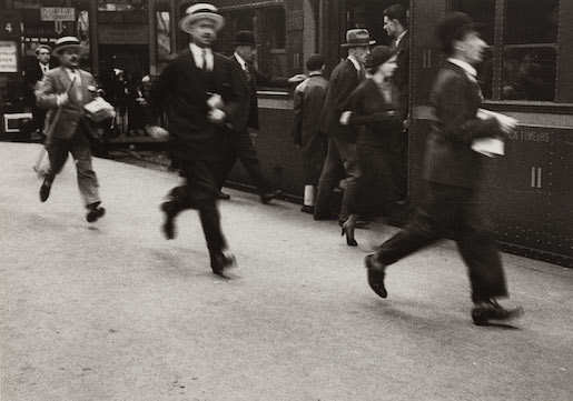 Lucien Aigner, Le train va partir, Paris, 1934. Épreuve sur papier au gélatino-bromure d’argent, 24,5 × 34,5 cm. Collections Photo Elysée © Lucien Aigner